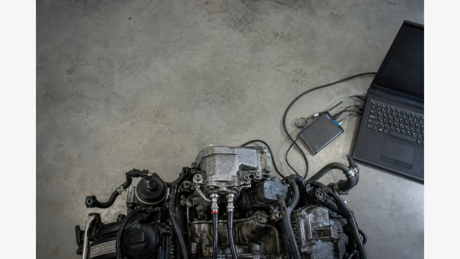 Dual-channel automotive oscilloscope leads set up for cam and crank sensor correlation