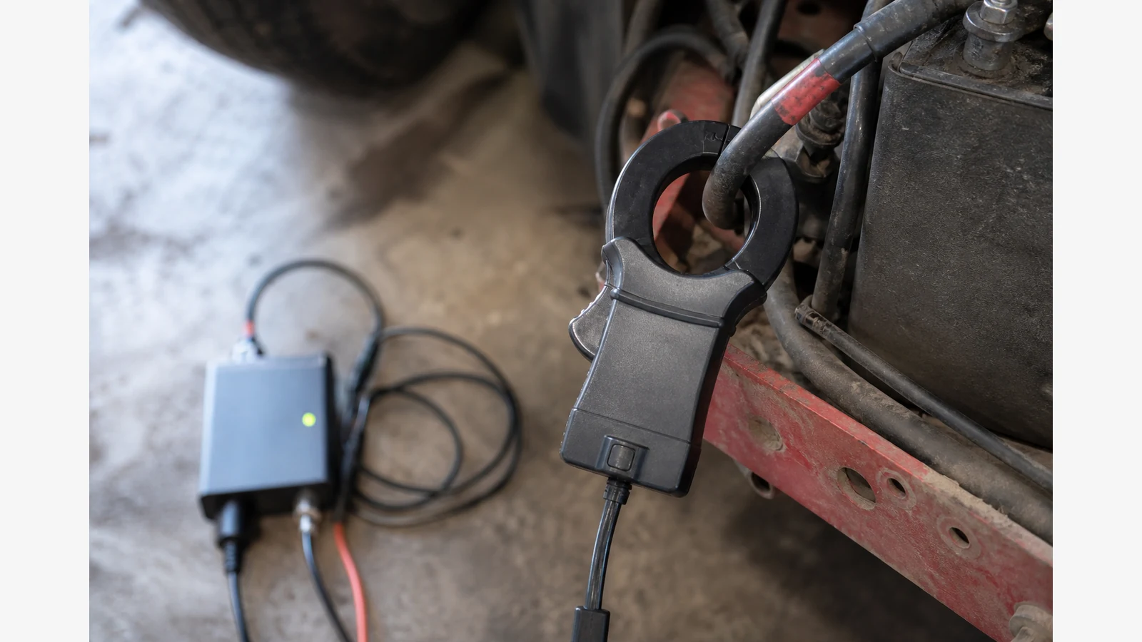 Current clamp on a starter battery cable for relative compression oscilloscope testing